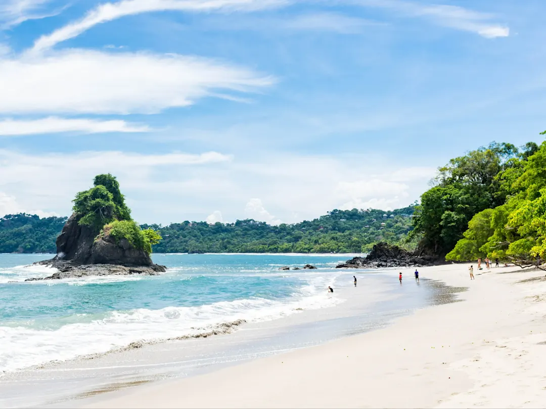 Wunderschöner weißer Sandstrand in Costa Rica