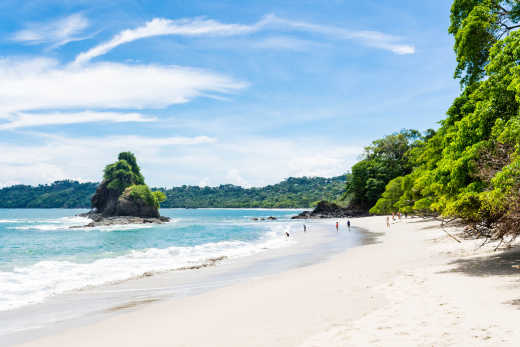 Vacanciers sur la plage Manuel Antonio dans le parc national Manuel Antonio pendant leur voyage au Costa Rica.