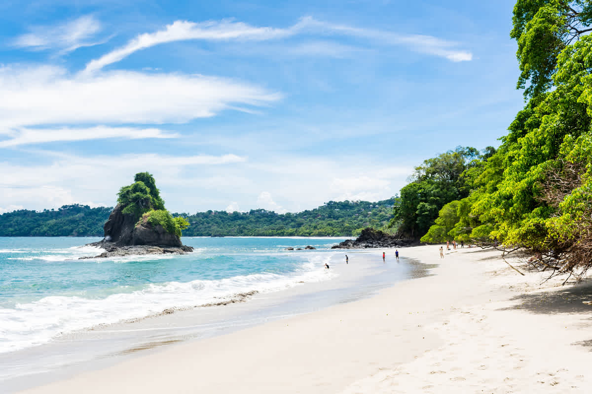 Vacanciers sur la plage Manuel Antonio dans le parc national Manuel Antonio pendant leur voyage au Costa Rica.