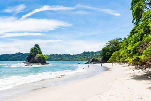 Vacanciers sur la plage Manuel Antonio dans le parc national Manuel Antonio pendant leur voyage au Costa Rica.