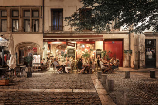 Faites une pause gastronomique dans l'un des fameux bouchons lyonnais du Vieux Lyon, ces restaurants traditionnels vous permettront de goûter aux spécialités locales.