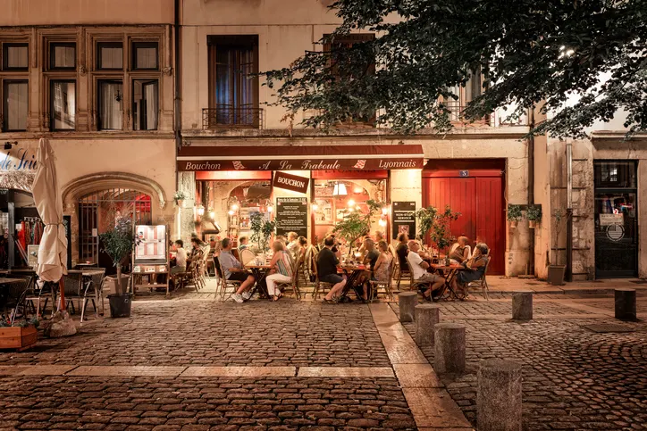 France Lyon Bouchon lyonnais dans le Vieux Lyon Machen Sie eine gastronomische Pause in einem der berühmten "Bouchons" in Vieux Lyon. In diesen traditionellen Restaurants können Sie die lokalen Spezialitäten probieren.