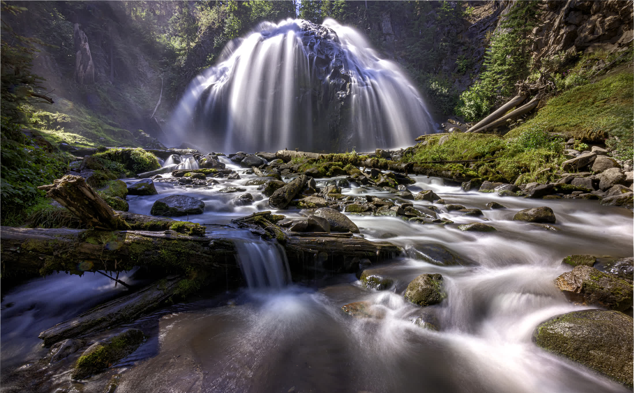 Chush Falls dans le Three Sisters Wilderness près de Bend, Oregon, États-Unis.