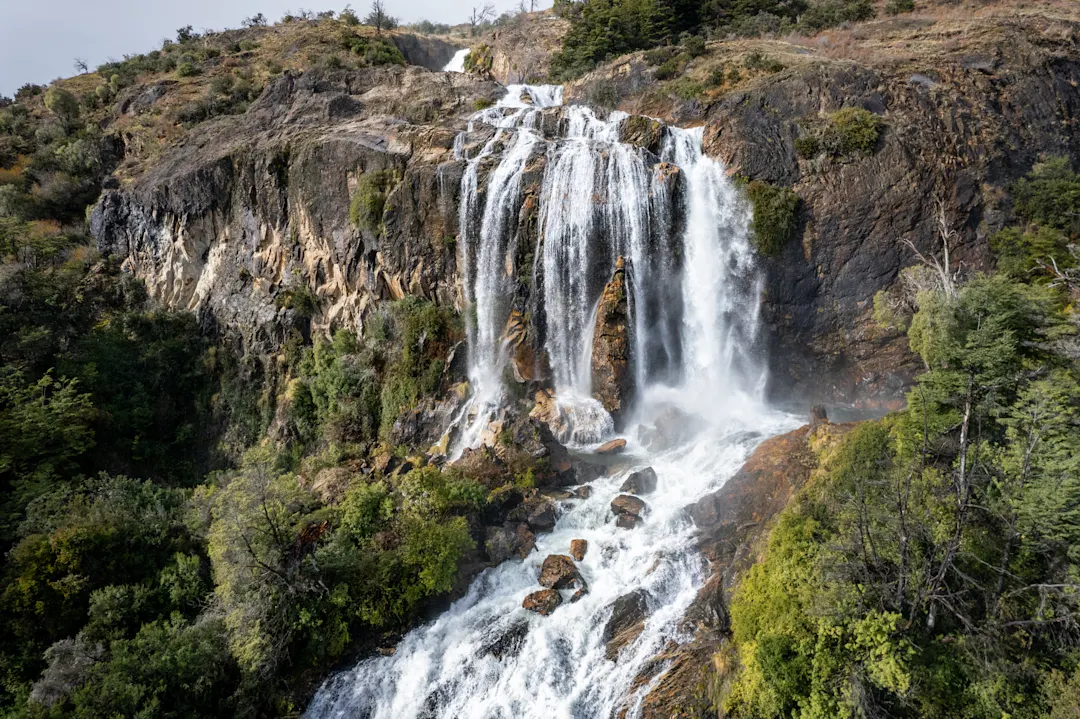 Wasserfall in den Bergen Patagoniens