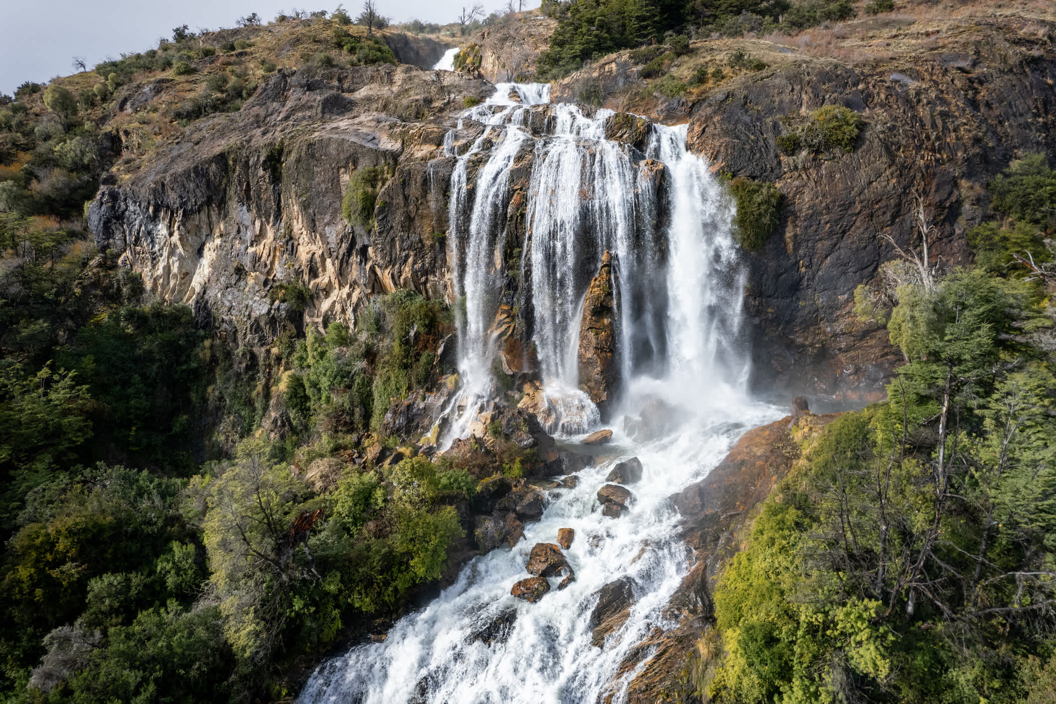 Wasserfall in den Bergen Patagoniens