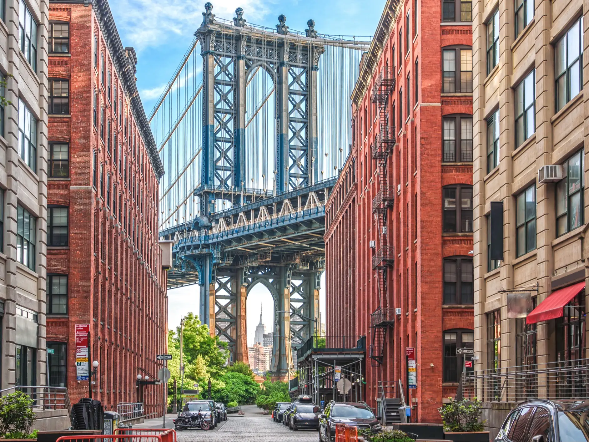 Blick durch die Straßen von Brooklyn mit der Manhattan Bridge im Hintergrund. New York City, New York, USA.