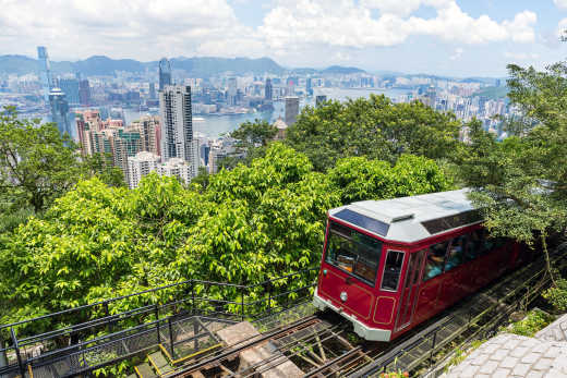 Vue sur Hong Kong depuis le pic Victoria avec le tram au premier plan