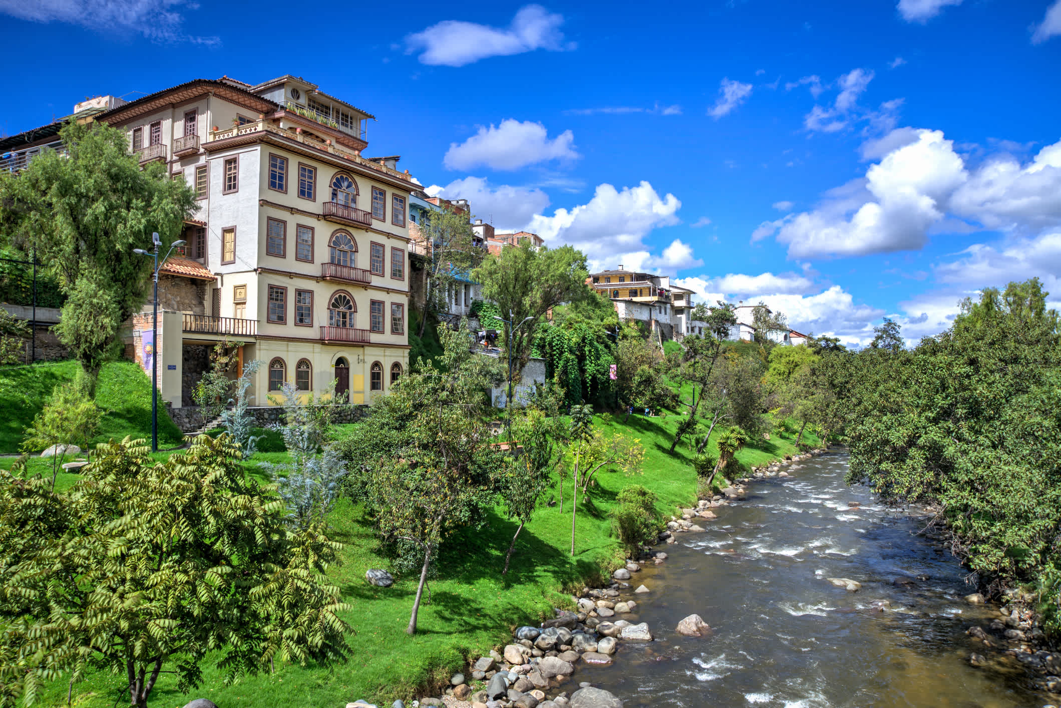 Cuenca en de Tomebamba rivier in Ecuador
