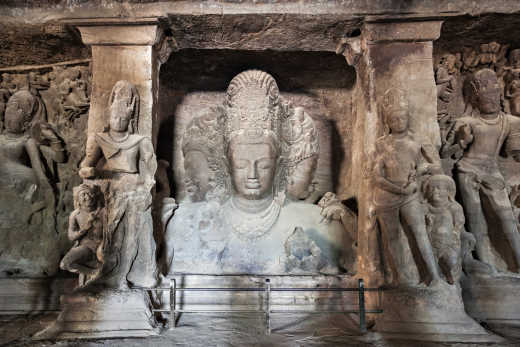 Statues de Trimurti sculptées dans la roche dans les grottes d'Elephanta près de Mumbai, en Inde