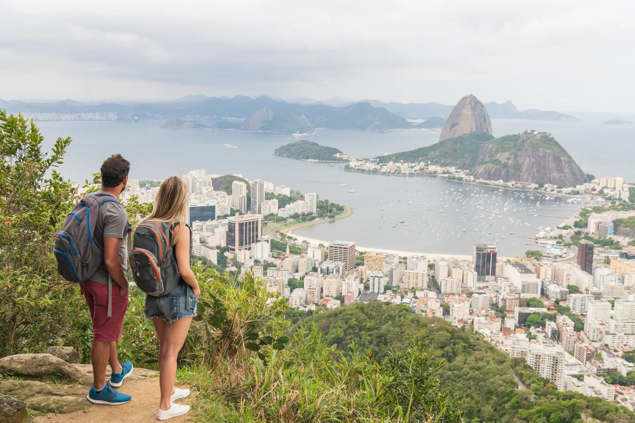 Brésil, Voyage de noces Couple contemplant le Pain de Sucre à Rio au Brésil