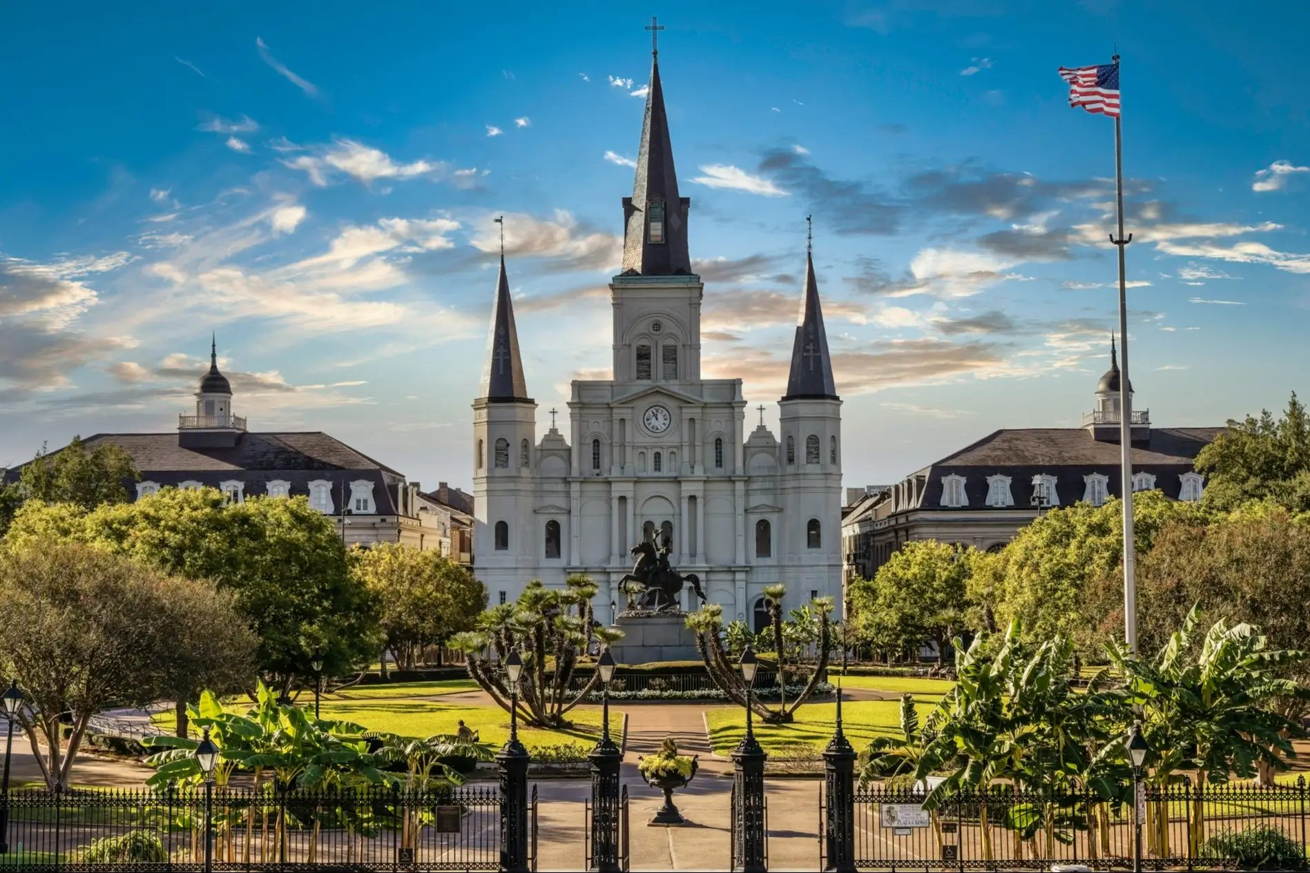 Etats-Unis, Louisiana, New Orleans, Jackson Square Cathédrale de New Orleans entourée d'un parc