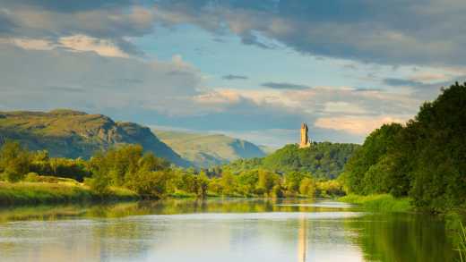 Blick auf den Fluss Forth in der Stadt Stirling mit Wallace Denkmal und Hügellandschaft im Hintergrund