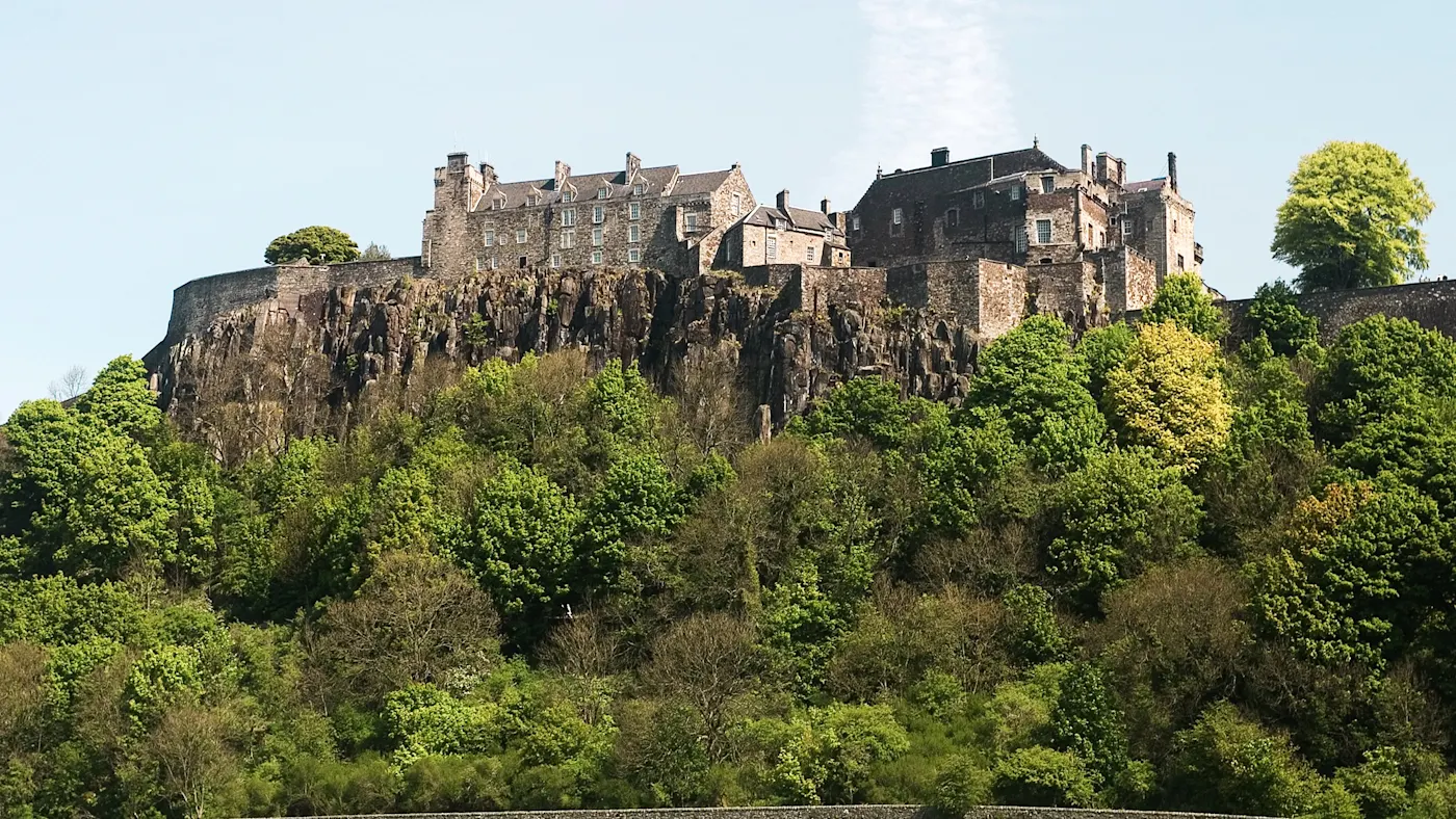 Stirling, Schottland, Vereinigtes Königreich Panoramablick auf Stirling Castle, das auf einem grünen Hügel thront. Stirling, Schottland, Vereinigtes Königreich.