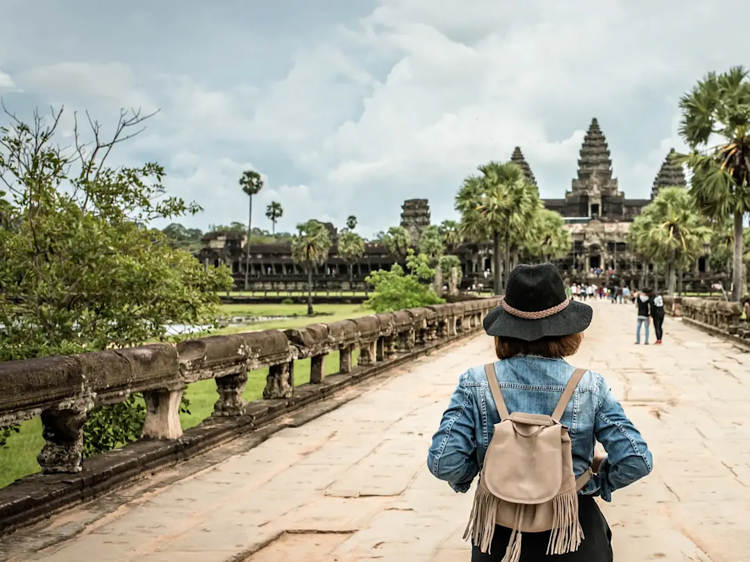 Besucher auf dem Weg zur berühmten Tempelanlage. Angkor Wat, Siem Reap, Kambodscha.