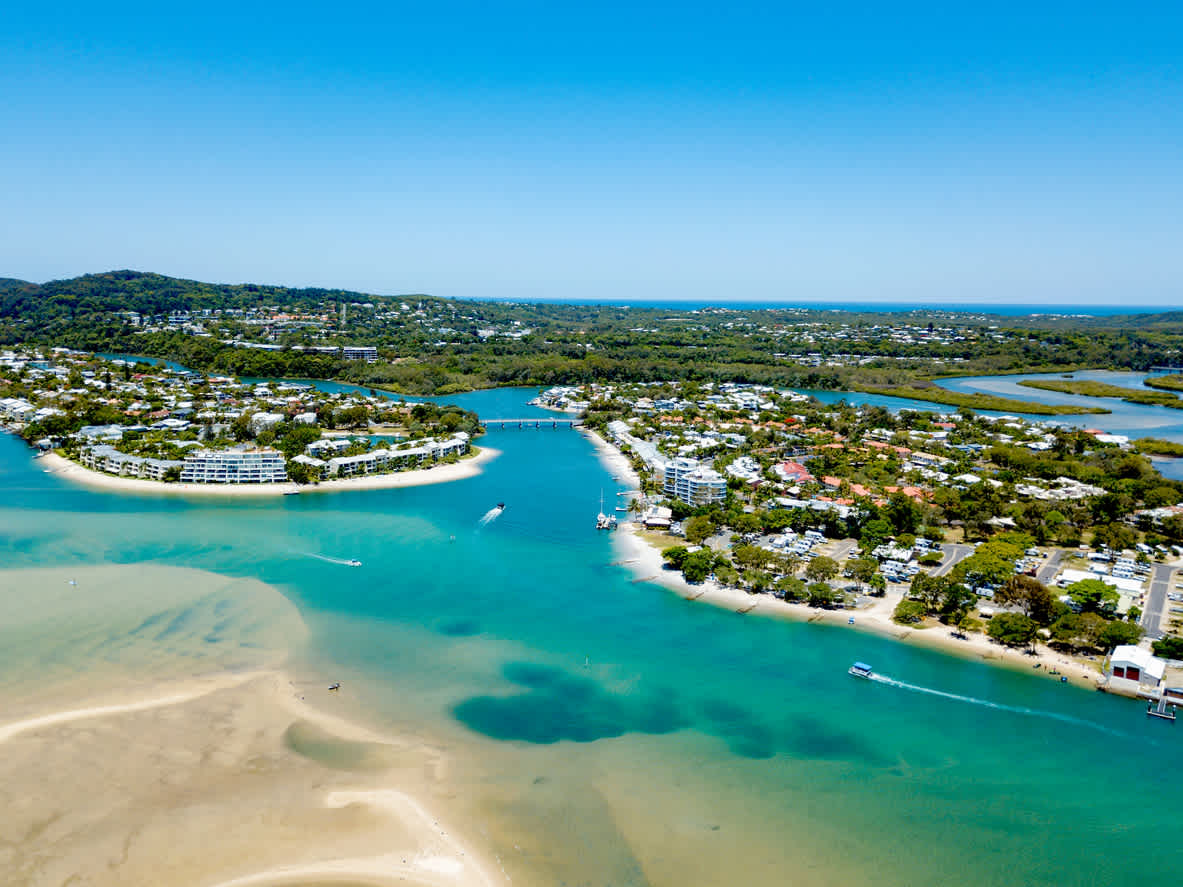 Machen Sie einen Ausflug nach Noosa, einer charmanten Küstenprovinz in Queensland.