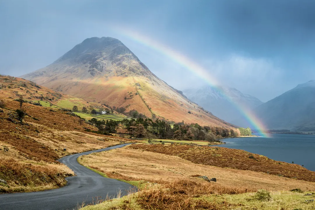 Berg- und Seenlandschaft und Regenbogen