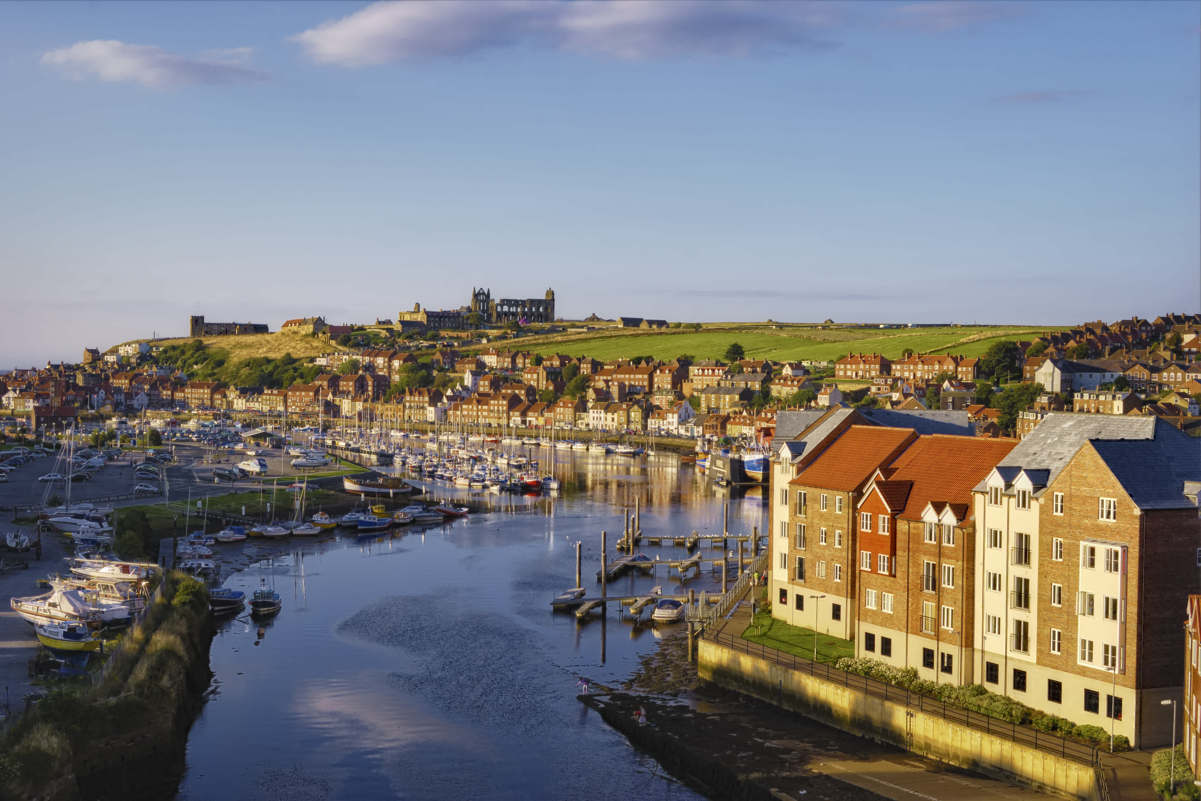 Whitby ist eine wunderschöne Küstenstadt, in der Sie die Ruinen der beeindruckenden 1360 Jahre alten Whitby Abbey besuchen können