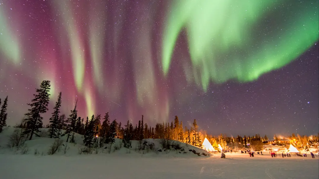 Aurora Borealis über Tipis in Yellowknife, Northwest Territories, Kanada.

