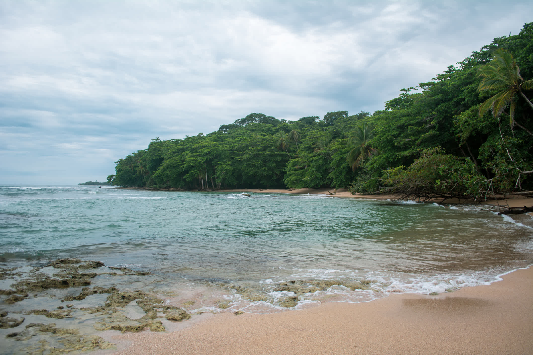 Ein Strand in Punta Cocles, Provinz Limon, Costa Rica. 