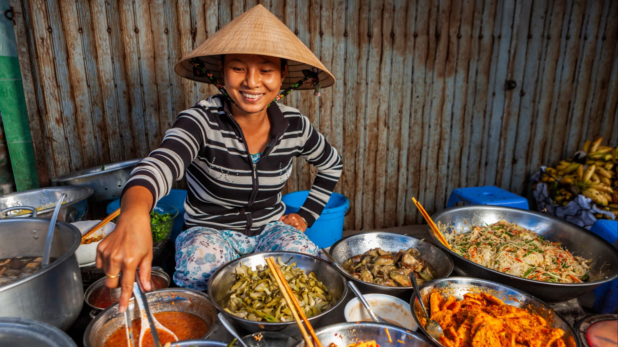 Vietnamesischer Lebensmittelverkäufer auf dem lokalen Markt