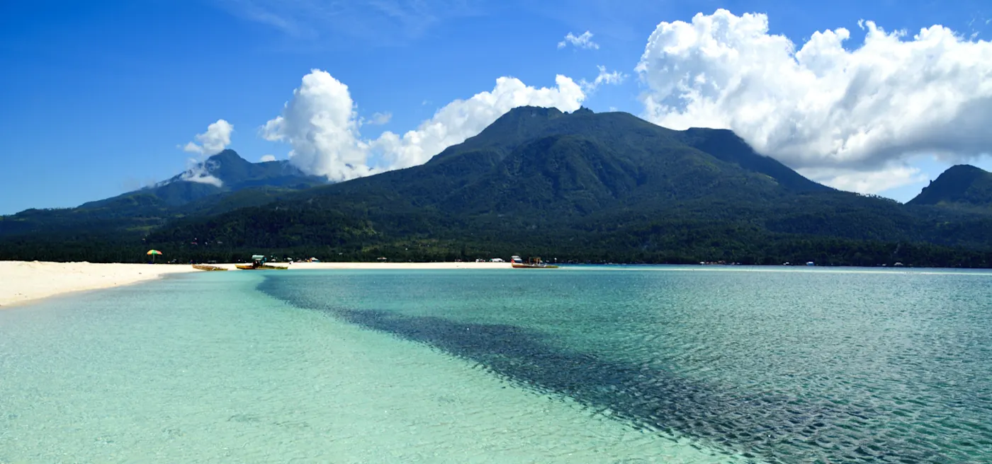 Philippinen, Camiguin, Panorama Idyllische White Island mit Hibok-Hibok Vulkan im Hintergrund. Es ist eine unbewohnte weiße Sandbank vor der Nordküste von Mambajao auf der Insel Camiguin, Philippinen.