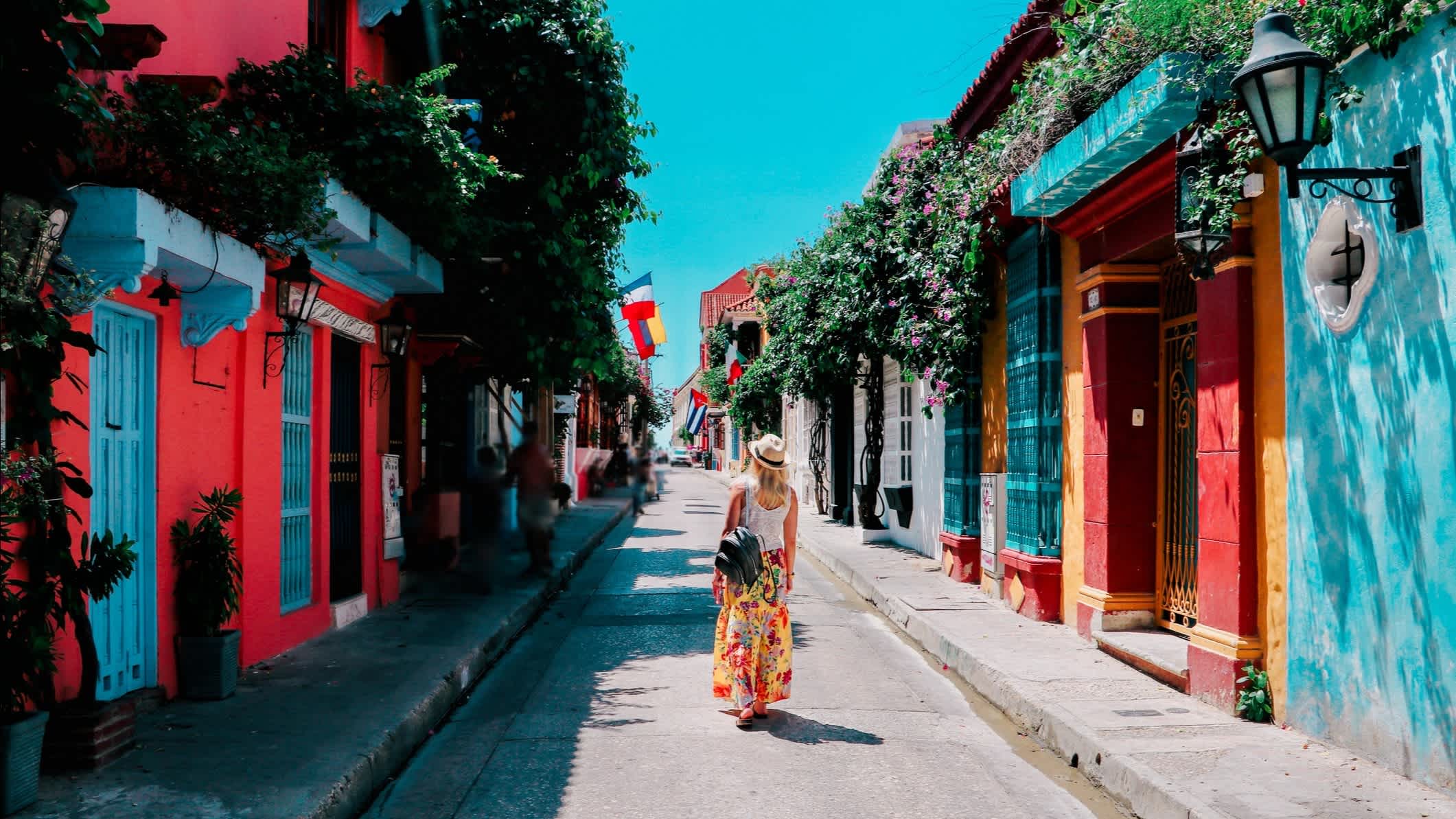 Junge Frau auf einer Straße der historischen Stadt Cartagena, Kolumbien.