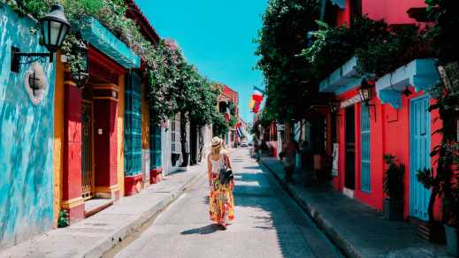 Junge Frau auf einer Straße der historischen Stadt Cartagena, Kolumbien.