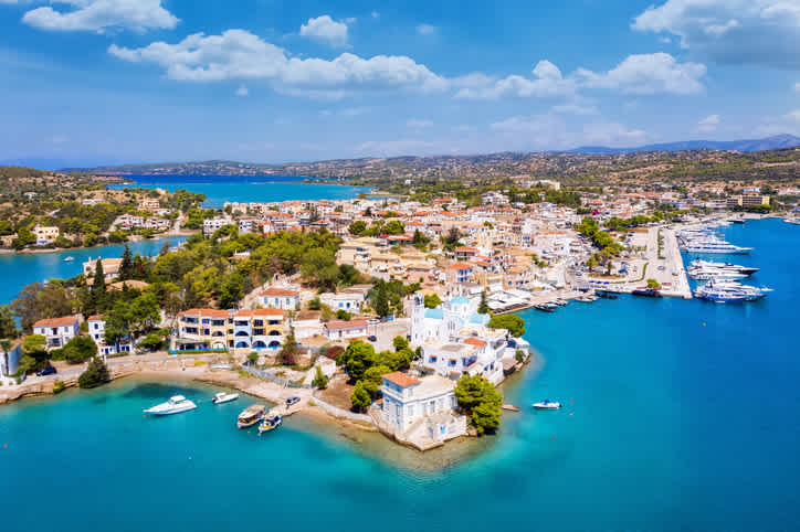 Entspannen Sie sich im luxuriösen Badeort Porto Cheli während Ihres Urlaubs auf dem Peloponnes.