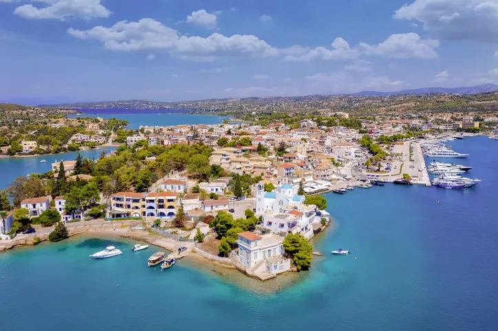 Entspannen Sie sich im luxuriösen Badeort Porto Cheli während Ihres Urlaubs auf dem Peloponnes.