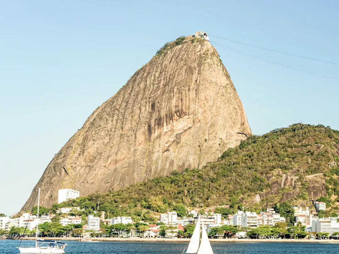 Zuckerhut mit Seilbahnstation und Segelboot. Rio de Janeiro, Brasilien.
