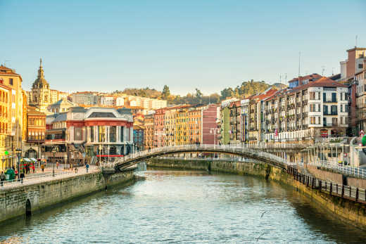 Vue sur un pont traversant un canal à Bilbao, en Espagne