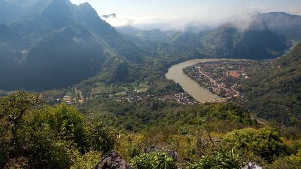 Blick von den Bergen über Nong Khiaw und den Nam Ou Fluss in Laos