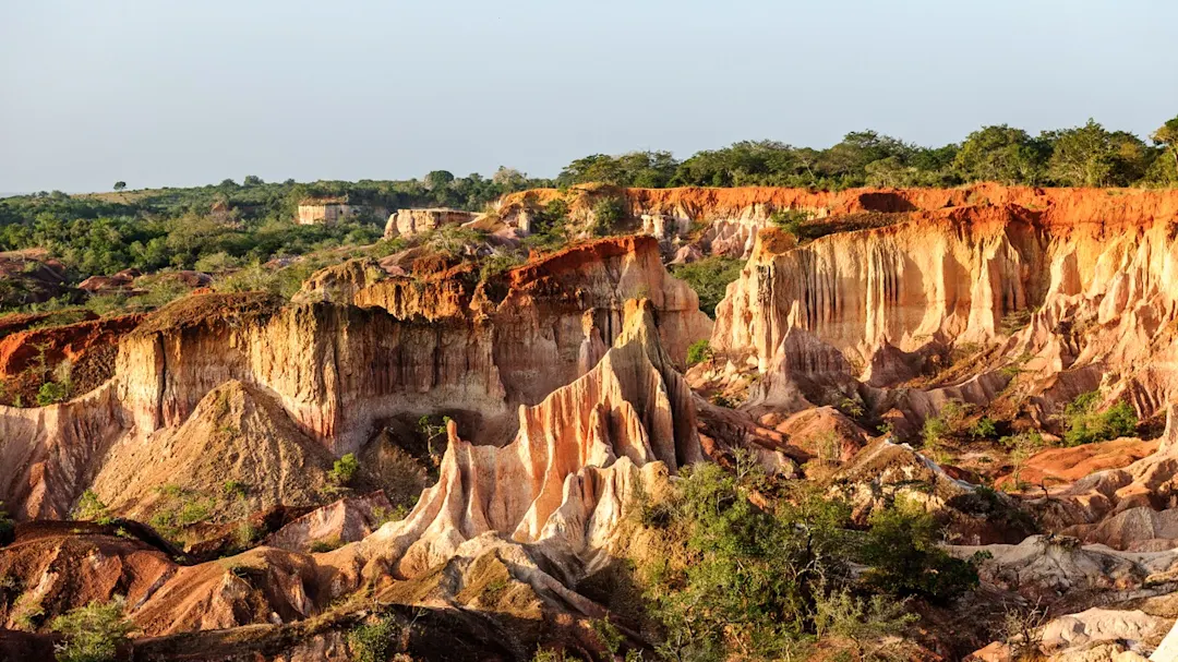 Bunte Erosionslandschaft mit bizarren Felsformationen und Vegetation. Malindi, Kilifi, Kenia.