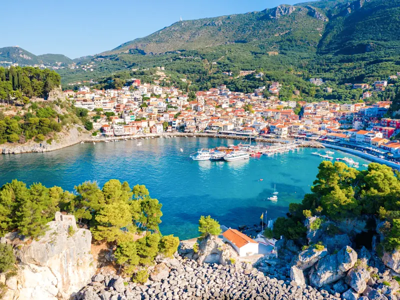 Bunten Gebäuden, Yachthafen und grünen Hügeln am Meer. Parga, Griechenland.