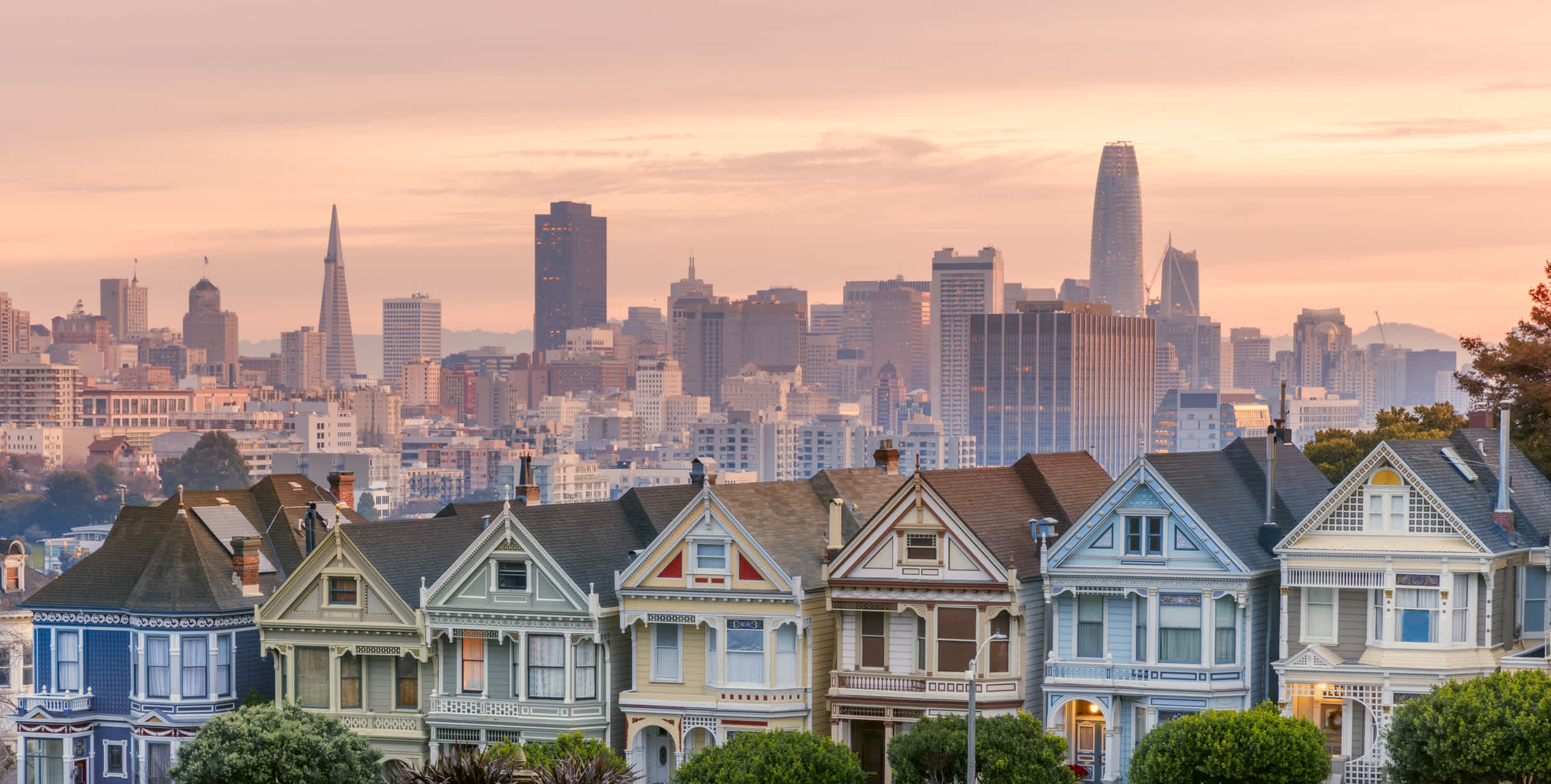 Die Skyline von San Francisco mit den bunten Häusern und steilen Straßen. 