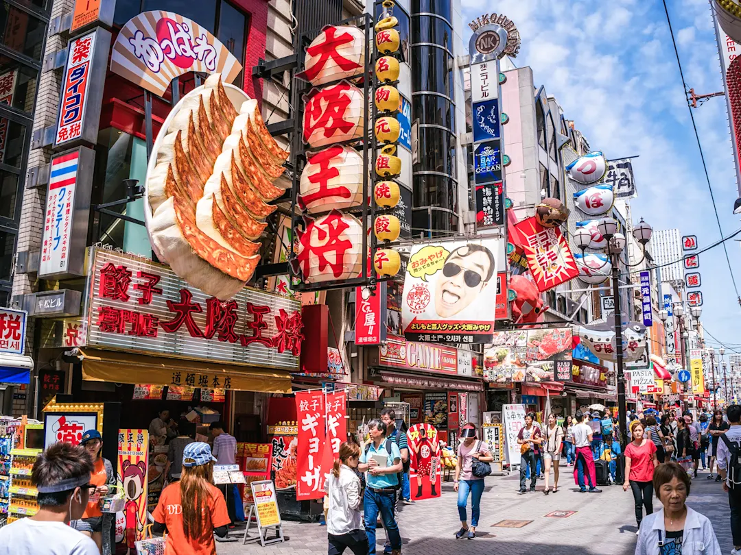 Geschäftige Straße mit Restaurants und leuchtenden Schildern. Dotonbori. Osaka. Japan.