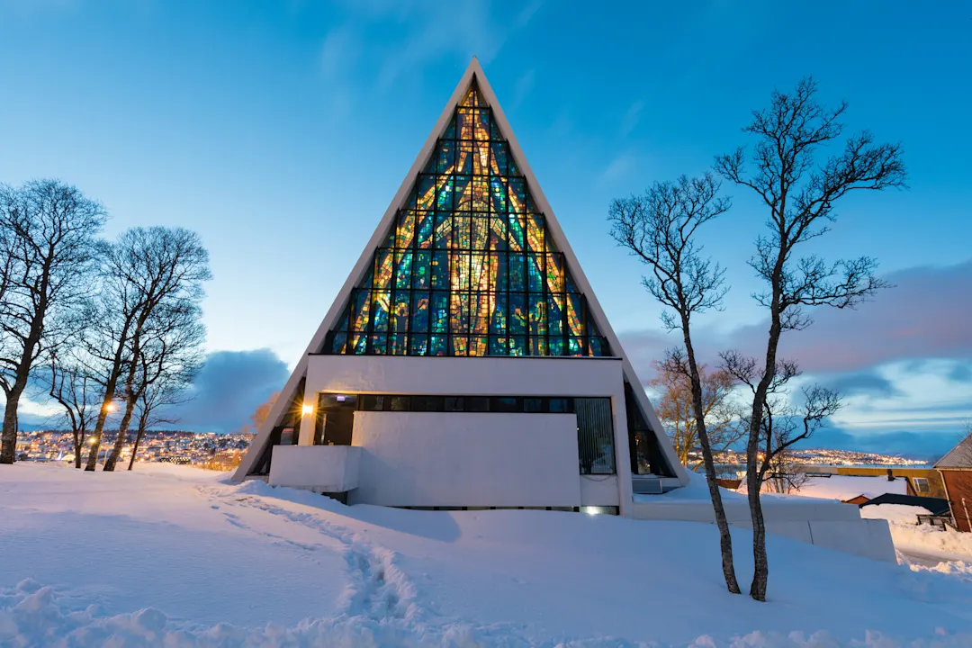Norwegen, Tromsö Eismeerkathedrale in der Dämmerung, Tromsö, Norwegen.