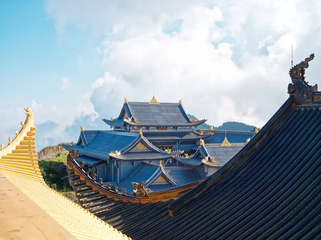 Die Tempel auf dem Goldenen Gipfel am Berg Emei, Sichuan, China. Es ist eine beliebte Touristenattraktion, ein Wahrzeichen, ein Reisekonzept, das überall hingeht. Das chinesische Schriftzeichen darauf bedeutet "Schatzgipfel".


