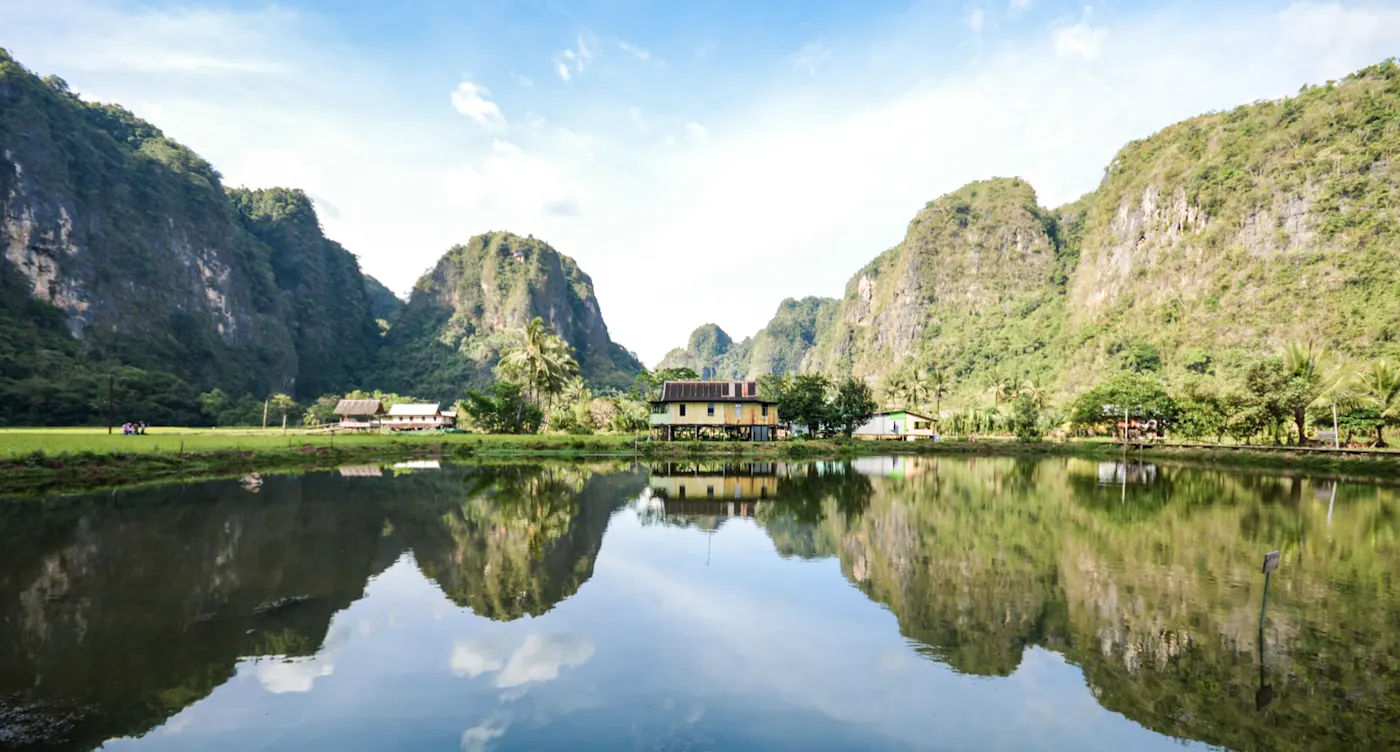 Sulawesi, Indonesien Schöne Kalksteine und Wasser Reflexionen in Rammang Rammang Park in der Nähe von Makassar, Süd-Sulawesi, Indonesien