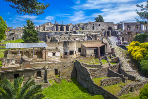 Découvrez les ruines fascinantes de l'ancienne ville antique de Pompéi pendant votre voyage à Naples.