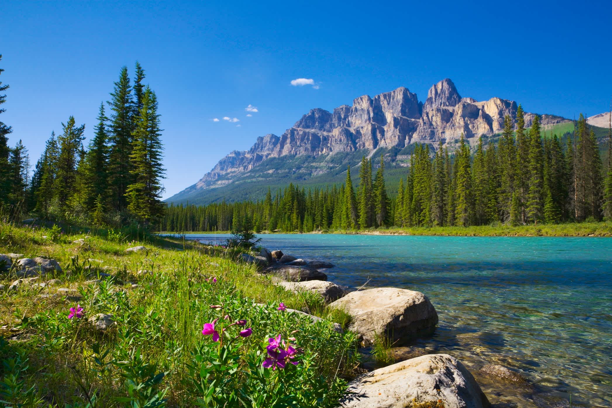 Lac au parc national de Banff avec montagnes en toile de fond, au Canada