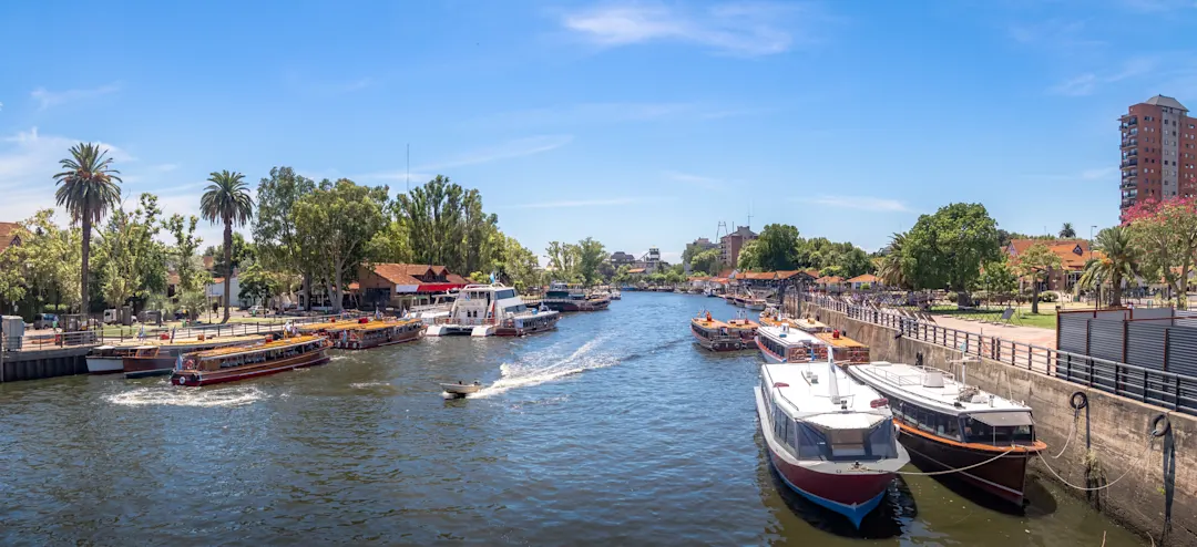 Panoramablick auf Boote am Fluss Tigre in Buenos Aires
