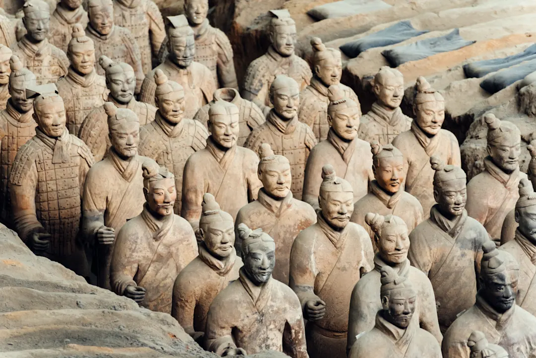 Terrakotta-Armee aus China mit detaillierten Tonsoldaten in Formation, historisches Kulturdenkmal aus der Qin-Dynastie.
