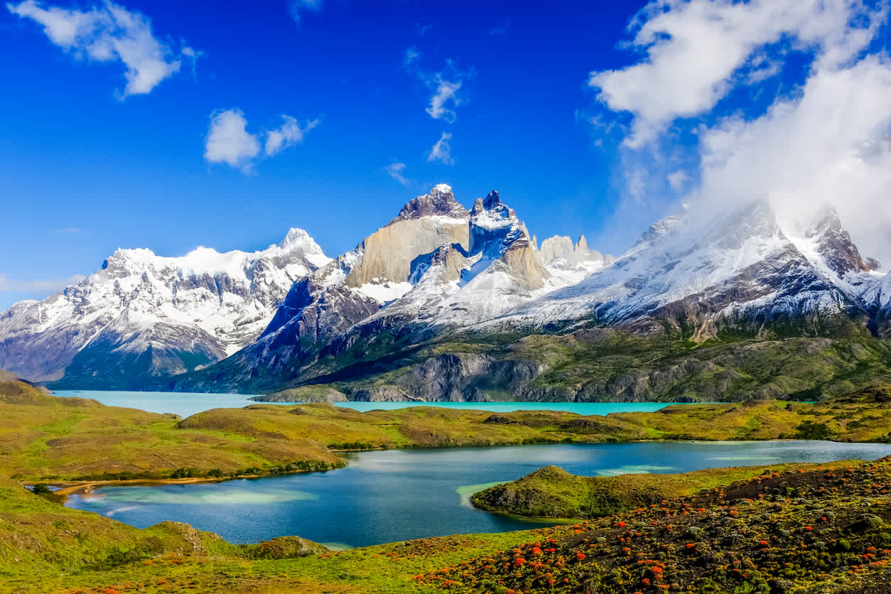 Montagnes et lac dans le parc Torres del Paine