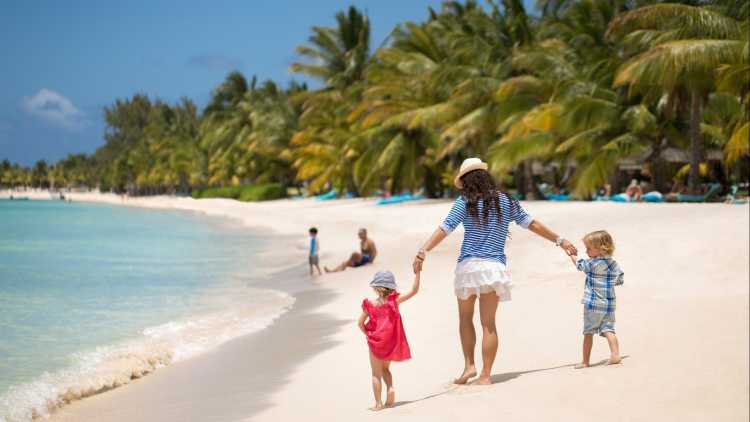 Mutter, Sohn und Tochter auf dem Strand des Indischen Ozeans in Mauritius.