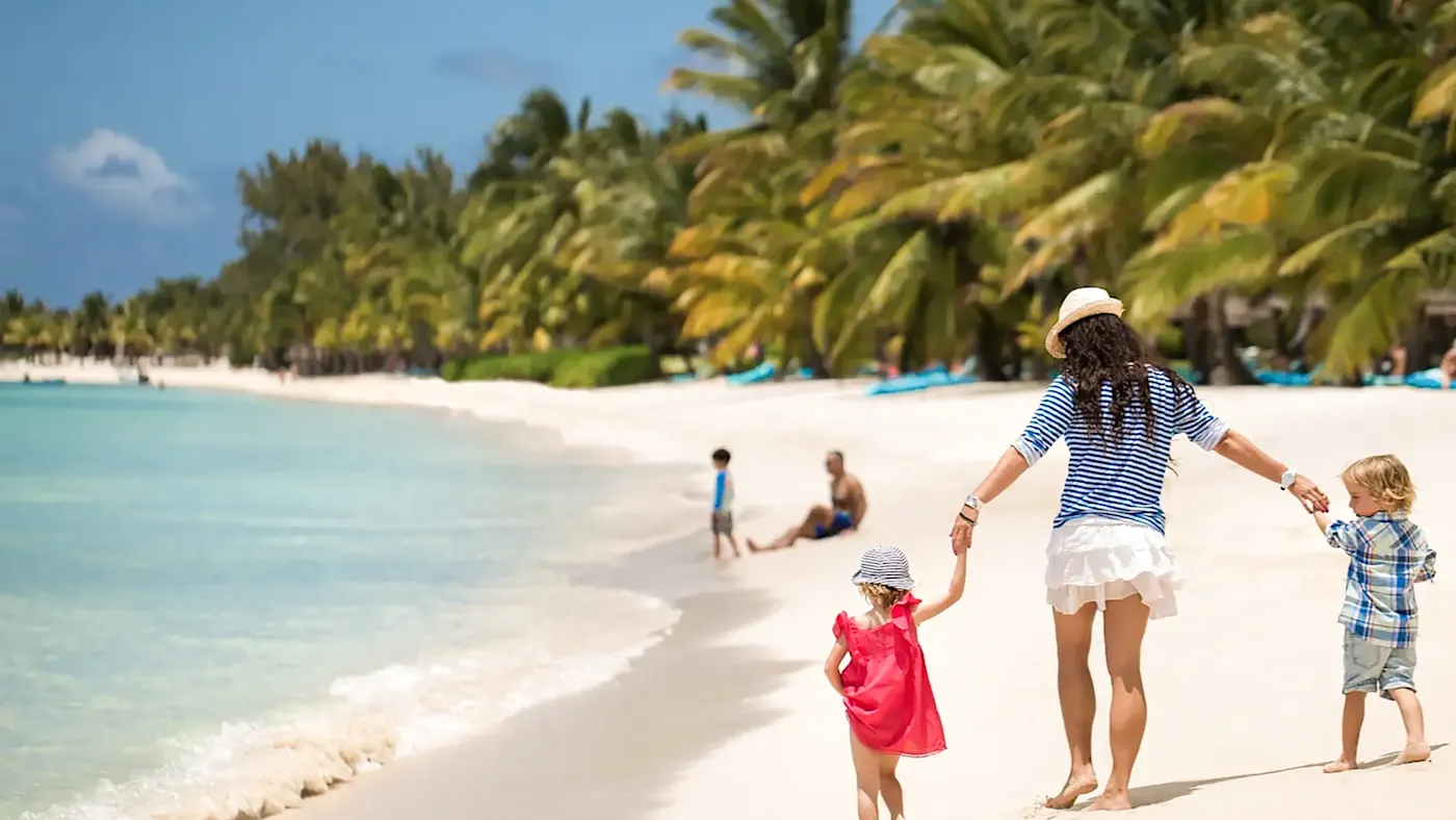 Maurice, Voyage en famille Mère, fils et fille sur une plage de l'océan Indien à l'île Maurice.