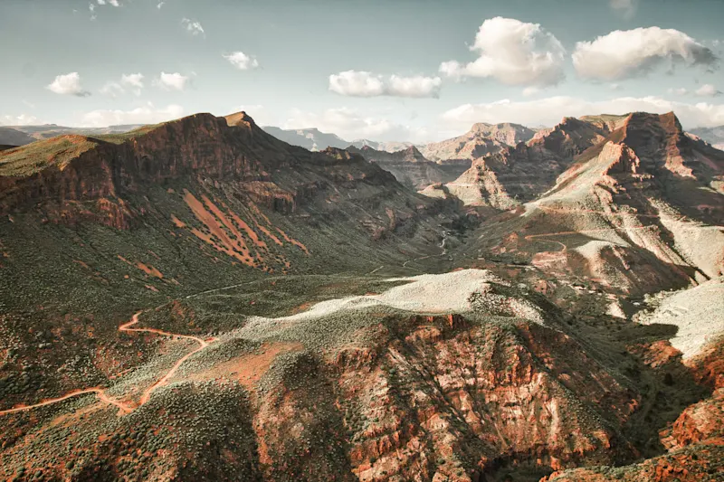 Gran Canaria, Spanien, Europa Dramatische Berglandschaft mit steilen Schluchten und Wanderwegen. Gran Canaria, Kanarische Inseln, Spanien.