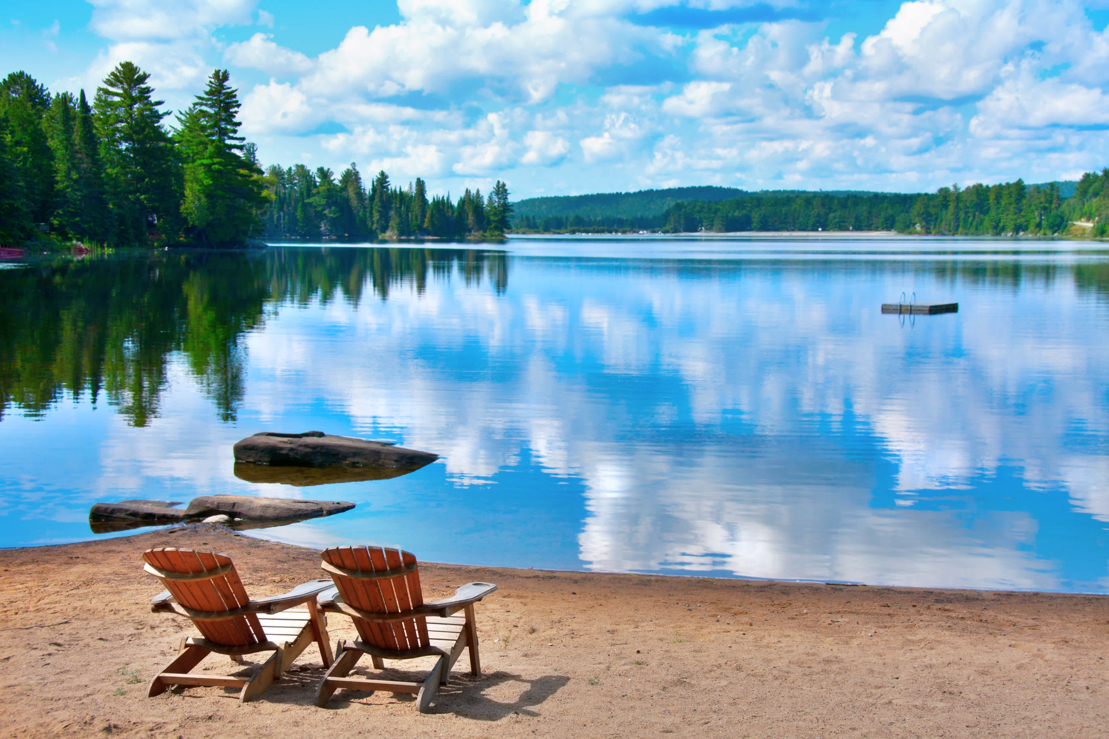 Chaises longues au bord d'un lac dans le parc provincial Algonquin, Canada