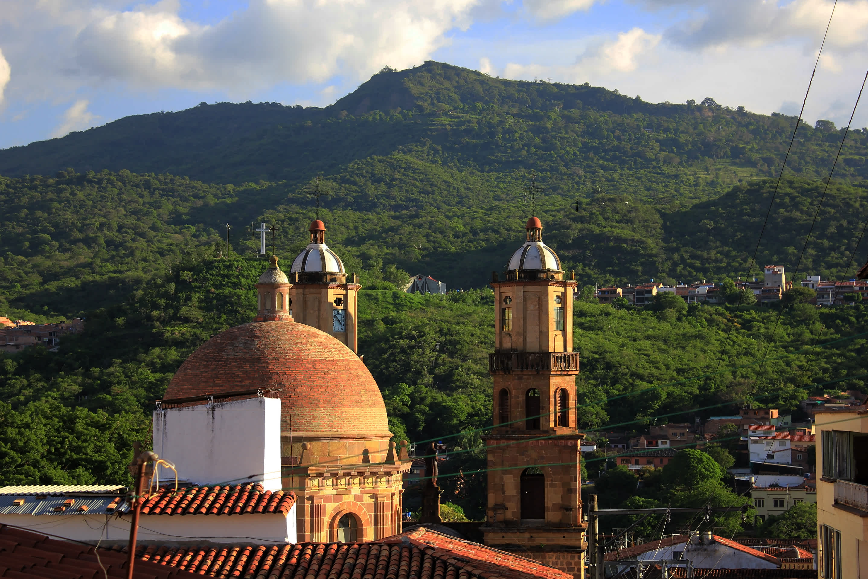 Vue des toits avec la montagne en arrière-plan, à San Gil, en Colombie.