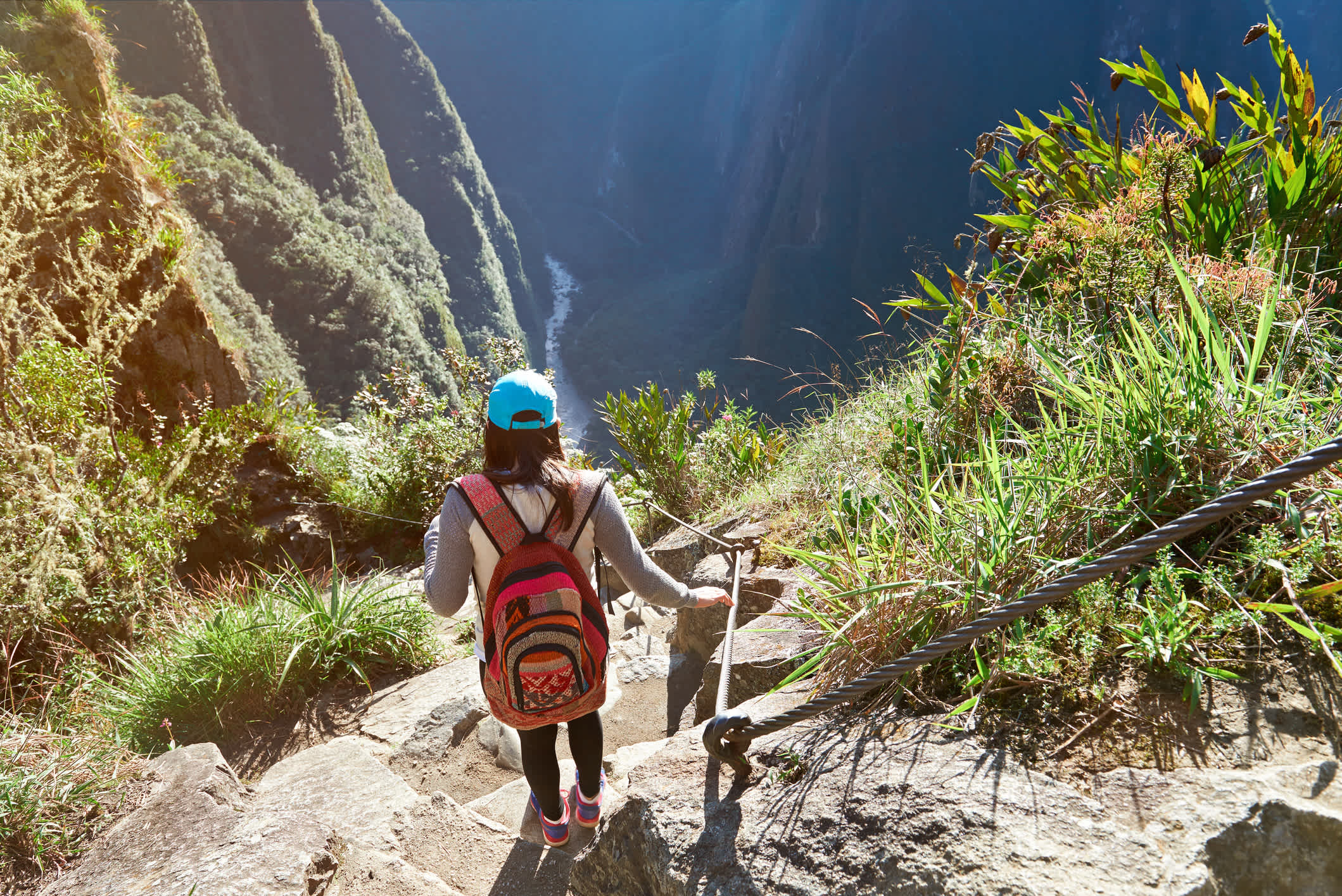 Femme dans la nature lors d'une randonnée dans le paysage montagneux du Machu Picchu Trail